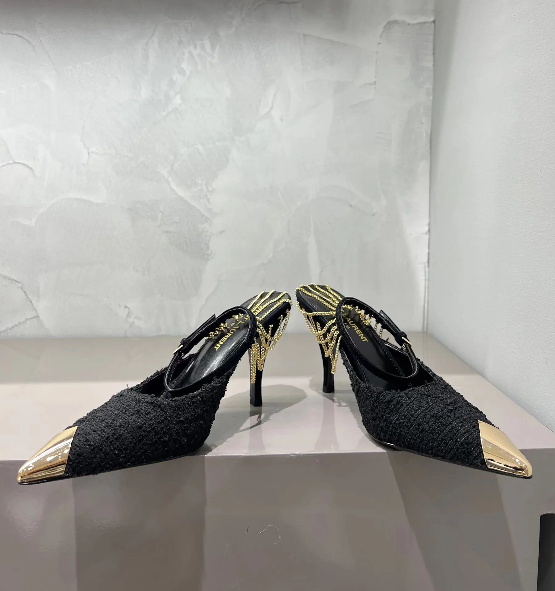 👟👟Ex-factory price 480👟👟 YSL Saint Laurent's new beautiful chain metal pointed-toe high heels. Original purchase. Really a stunner for women. Material: Customized woolen/imported Yangjing upper, original hardware molding, foot pad sheepskin, Italian genuine leather outsole. Heel height: 9cm. Available in two colors: silver chain and gold chain. Sizes: 35–39 (40 is custom-made and non-refundable)